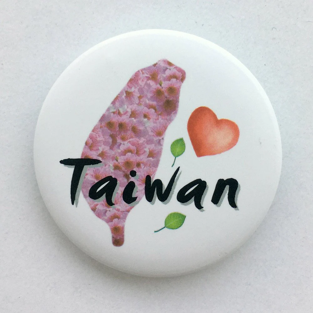 【胖闊台灣】胸章／風中緋櫻